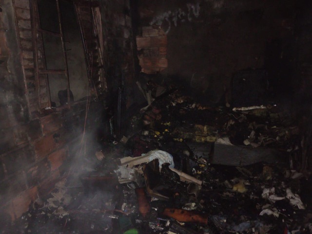 Homem morre carbonizado após incêndio em "cortiço" em Santa Bárbara 1 incendio-cortico-santa-barbara