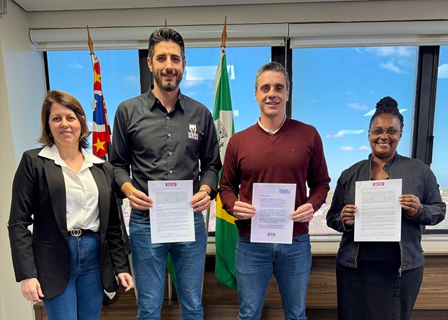 Prefeito Rafael Piovezan assina termo de doação de 30 mil livros do SESI à Rede Municipal 1 parceria prefeitura sesi 01
