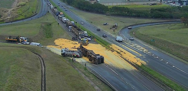 Caminhão com milho tomba na SP-304 e interdita rodovia