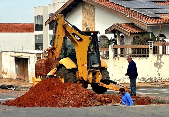 DAE substitui rede de água no Frezzarin com material mais resistente