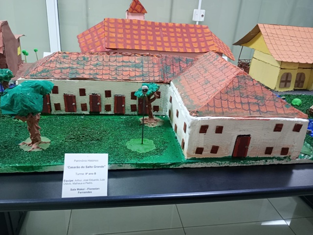 Alunos usam a sala maker para criar maquetes de prédios históricos de Americana 2 Exposição Sala Maker 150 anos (6)