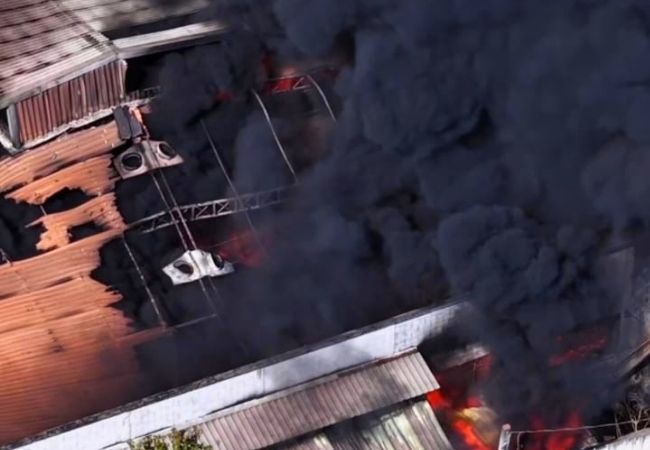 Incêndio de grandes proporções atinge fábrica de espumas em Americana 1 Incêndio de grandes proporções atinge fábrica de espumas em Americana