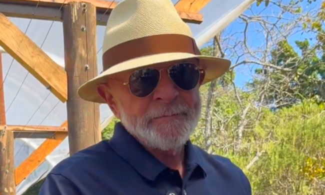 Lula planta uva no Alvorada e manda recado a Trump sobre tarifas 1 Lula planta uva no Alvorada e manda recado a Trump sobre tarifas