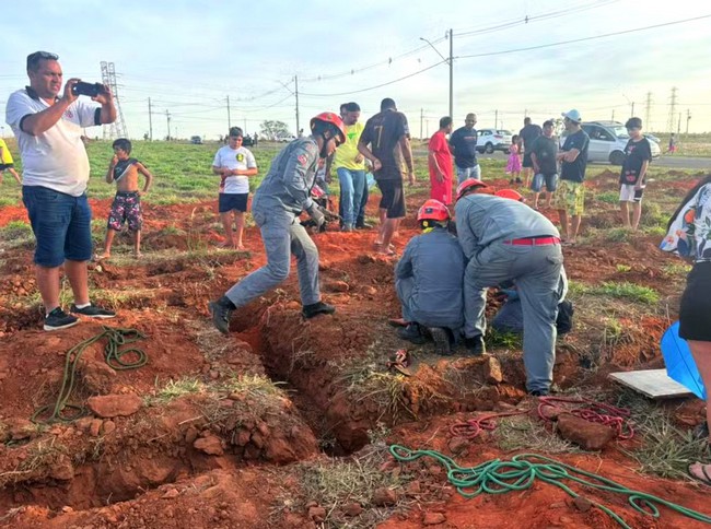 Menino é resgatado após cair em buraco de obra em Santa Bárbara 2 Menino é resgatado após cair em buraco de obra em Santa Bárbara