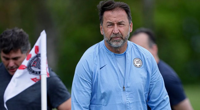 Sócios do Corinthians aprovam impeachment e destituem Augusto Melo