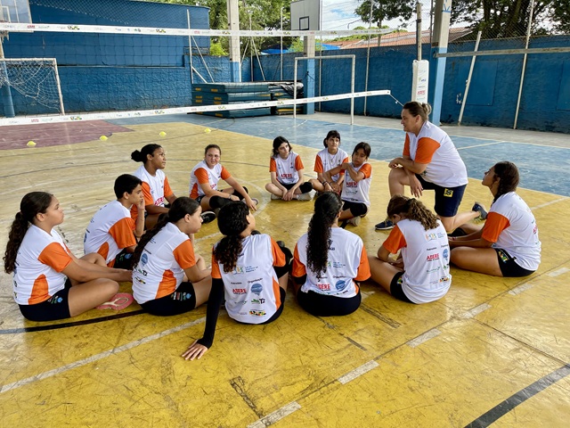 Escolinha de vôlei encerra semestre com impacto positivo na vida de crianças e adolescentes 2 escolinha-volei-nova-odessa