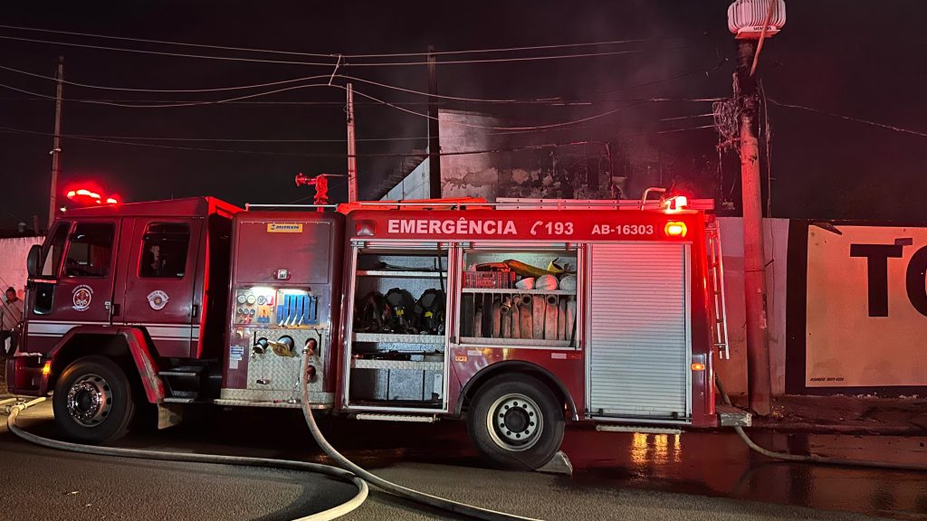 Fábrica de fibras pega fogo em Santa Bárbara na noite desta terça 2 Fábrica incêndio