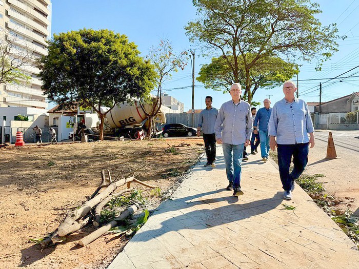 Chico vistoria obras de revitalização da Praça Caetano Cecchino 1 Chico vistoria obras de revitalização da Praça Caetano Cecchino