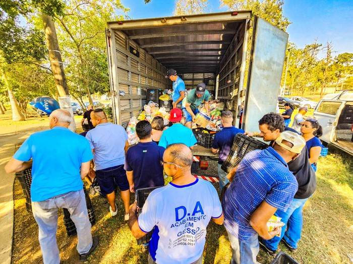 Encontro de Veículos Antigos arrecada 6 toneladas de alimentos em S. Bárbara 2 Encontro de Veículos Antigos arrecada 6 toneladas de alimentos em S. Bárbara 1