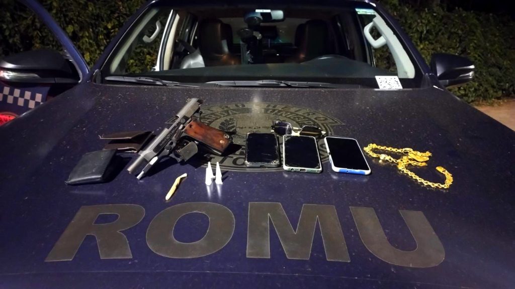 Gama apreende pistola e drogas durante abordagem de veículo
