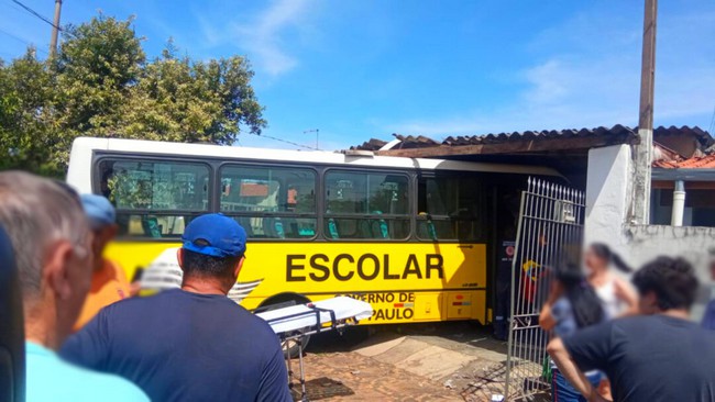 Ônibus escolar de Nova Odessa invade casa após mal súbito do motorista 1 Ônibus escolar de Nova Odessa invade casa após mal súbito do motorista
