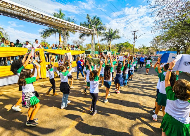 Santa Bárbara reúne cerca de 10 mil pessoas em desfile cívico pelo 7 de Setembro
