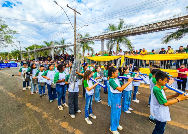 Santa Bárbara reúne cerca de 10 mil pessoas em desfile cívico pelo 7 de Setembro