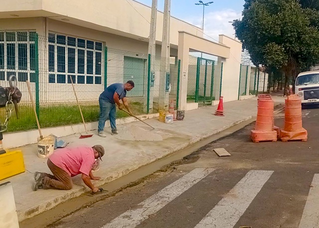 Serviços de zeladoria avançam em diferentes regiões de Santa Bárbara 1 zeladoria reparos guias e sarjetas 03