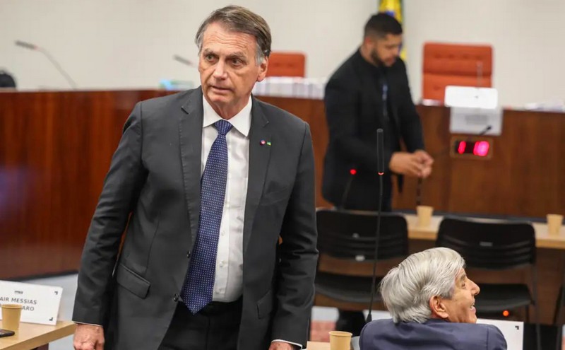 Defesa de Bolsonaro alega cerceamento e pede revisão de pena