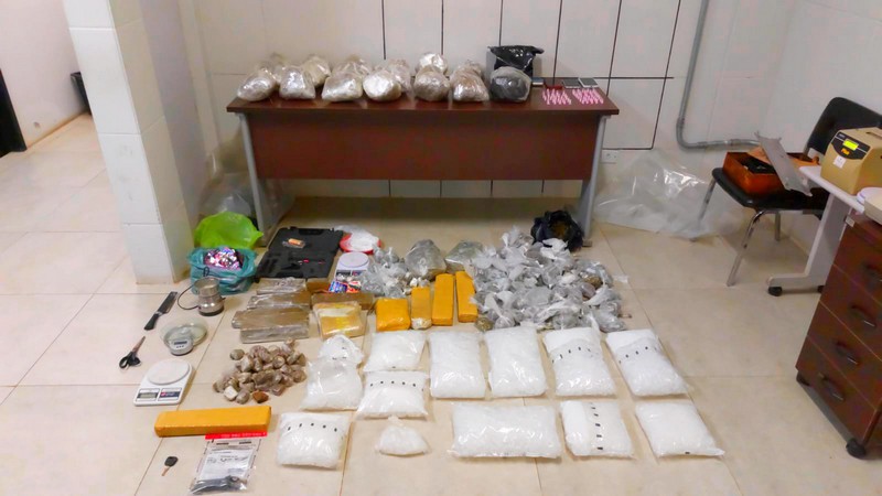 Baep prende três por tráfico e apreende 25 kg de drogas em S. Bárbara 1 Baep prende três por tráfico e apreende 25 kg de drogas em S. Bárbara