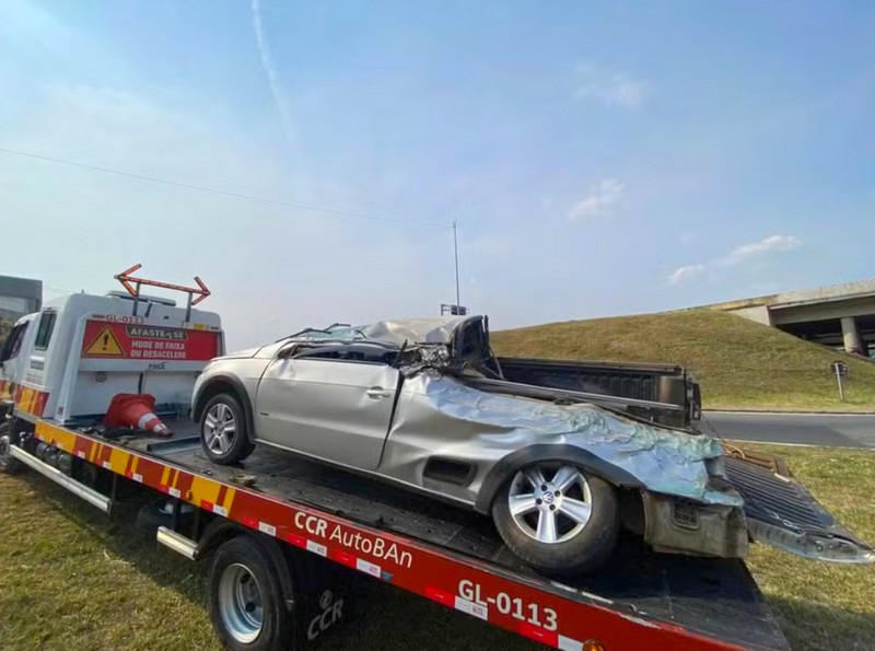 Caçamba de caminhão tomba e destrói carro em Sumaré 1 Caçamba de caminhão tomba e destrói carro em Sumaré
