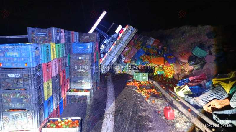 Caminhão com 12 toneladas de tomates tomba e bloqueia acesso em Campinas 2 Caminhão com 12 toneladas de tomates tomba e bloqueia acesso em Campinas