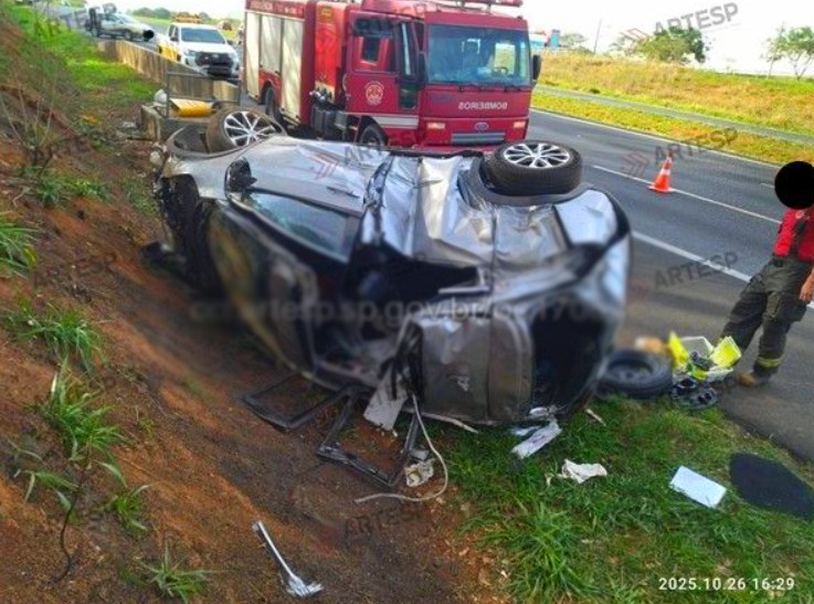 Carro capota na Bandeirantes e passageira fica gravemente ferida