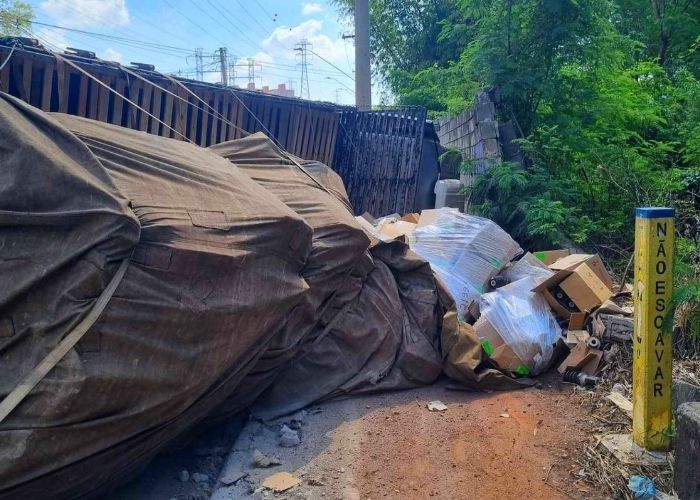 Caminhão tomba e deixa idosa ferida na Avenida Europa em Americana 1 Caminhão tomba e deixa idosa ferida na Avenida Europa em Americana
