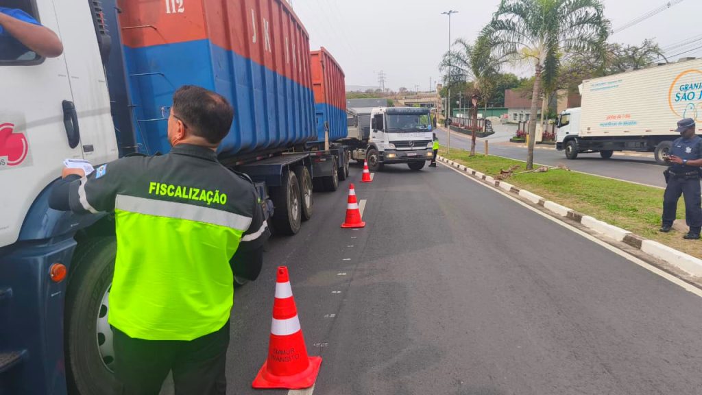 Fiscalização em Sumaré autua caminhões por infrações e danos ambientais 1 Fiscalização em Sumaré autua caminhões por infrações e danos ambientais