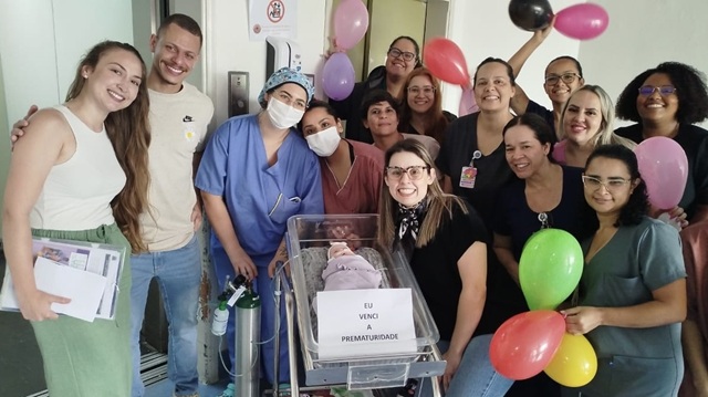 Bebê prematura recebe alta do Hospital Municipal após 3 meses na UTI Neonatal 1 Helena alta da UTI Neonatal do HM
