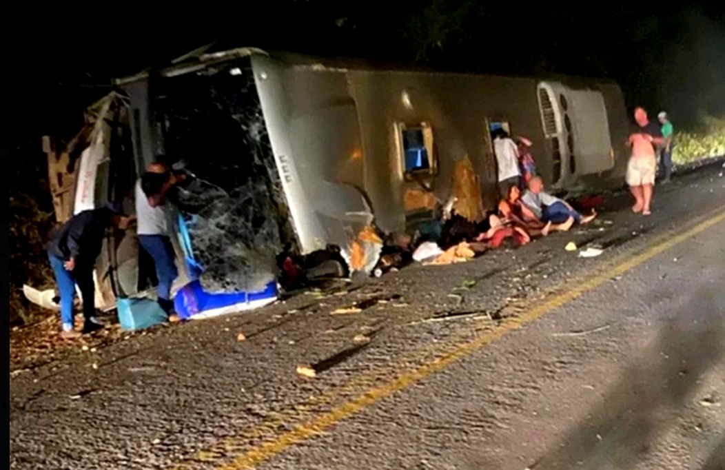 Ônibus tomba na Serra dos Ventos e deixa 17 mortos em Pernambuco 1 Ônibus tomba na Serra dos Ventos e deixa 17 mortos em Pernambuco