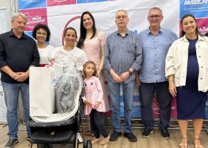 Prefeito Chico entrega 52 kits de enxoval na 9ª edição do Mãe Americanense