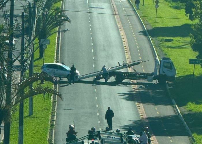 Troca de pneu no meio da avenida termina em colisão e trânsito travado em SBO 3