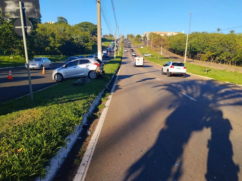 Troca de pneu no meio da avenida termina em colisão e trânsito travado em SBO 3
