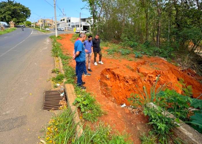 Vereador acompanha vistoria a erosão próxima à ponte do Córrego Mollon 1 Vereador acompanha vistoria a erosão próxima à ponte do Córrego Mollon