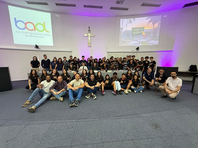 Vice-prefeito de Santa Bárbara, Felipe Sanches fala com estudantes no Câmara do Futuro 1 camara-futuro-felipe