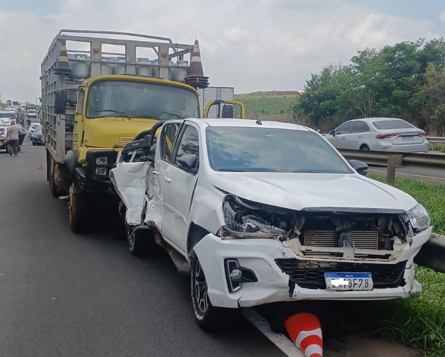 Falha nos freios faz caminhão causar engavetamento na SP-304, em Americana 1 carro-acidente-sp-caminhao