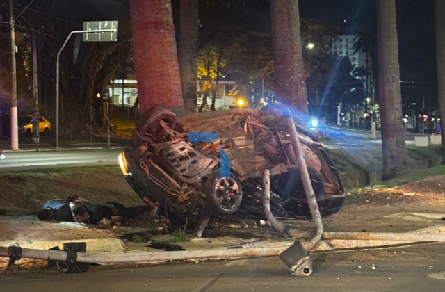 Após perseguição, carro bate em palmeira na Avenida Brasil na madrugada 1 carro-perseguicao-avenida-brasil