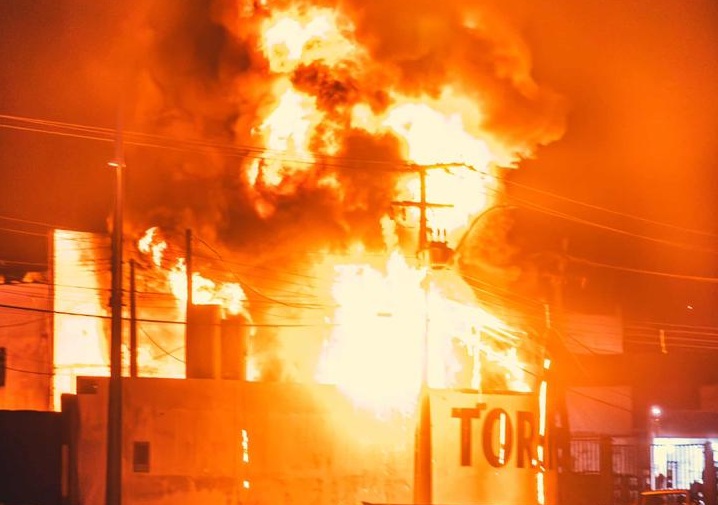 incendio-fabrica-poste