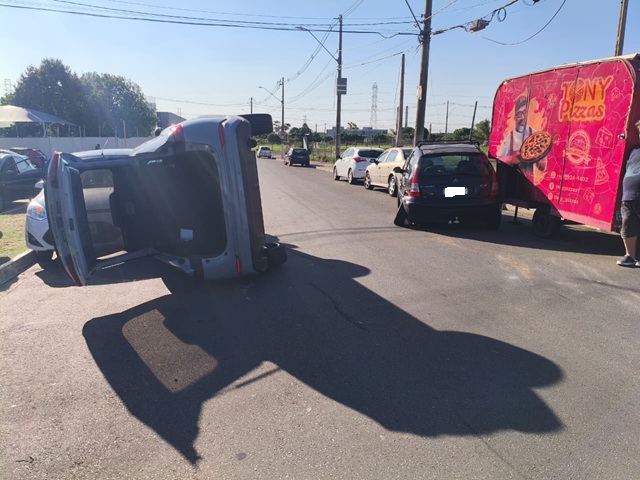 Motorista bate em carro parado e tomba no bairro Cariobinha, em Americana 1 motorista-tomba-americana