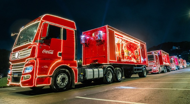 Caravana de Natal da Coca-Cola passa hoje por Americana e Santa Bárbara; veja o trajeto 1 Caravana de Natal FEMSA_2025_Crédito- @juniordiasf