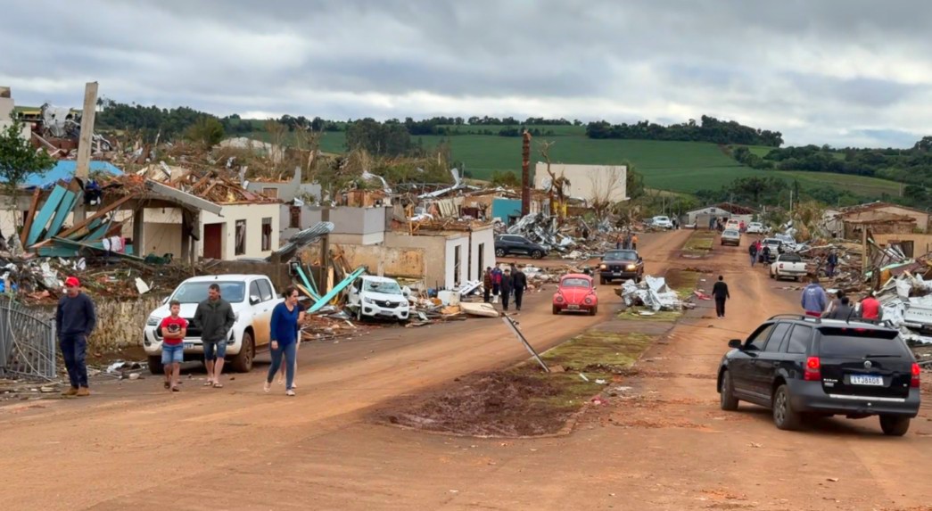 Ciclone no Paraná deixa mortos e destrói metade de Rio Bonito do Iguaçu 2 Ciclone no Paraná deixa mortos e destrói metade de Rio Bonito do Iguaçu