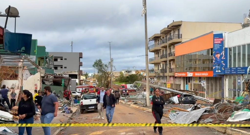 Ciclone no Paraná deixa mortos e destrói metade de Rio Bonito do Iguaçu
