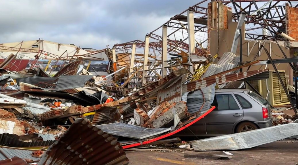 Ciclone no Paraná deixa mortos e destrói metade de Rio Bonito do Iguaçu 1 Ciclone no Paraná deixa mortos e destrói metade de Rio Bonito do Iguaçu