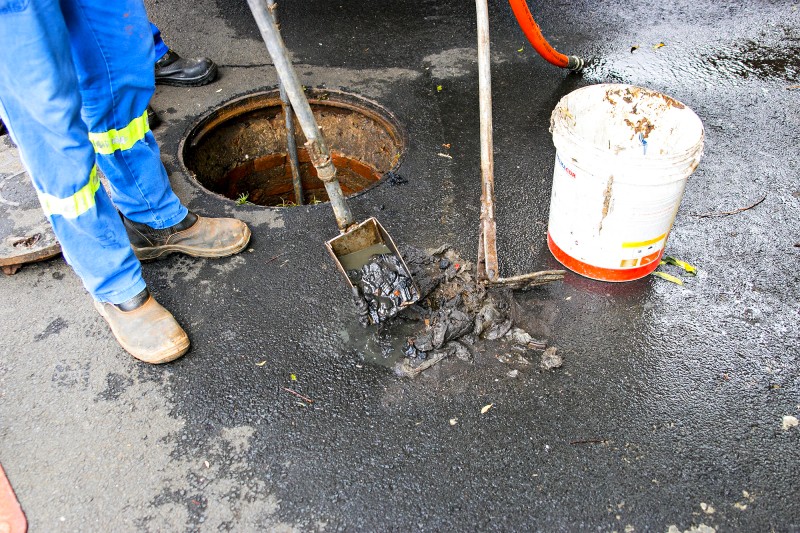 DAE SBO identifica descarte irregular em rede de esgoto durante ação preventiva
