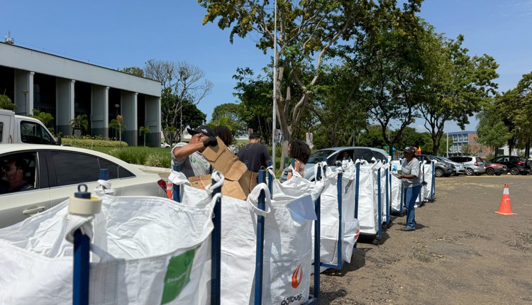 Drive Thru Ambiental de Nova Odessa supera meta e arrecada mais de 700 quilos de recicláveis