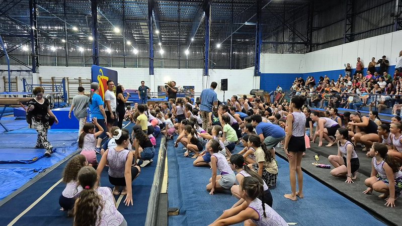 Ginasta olímpica inspira jovens atletas em visita a Americana