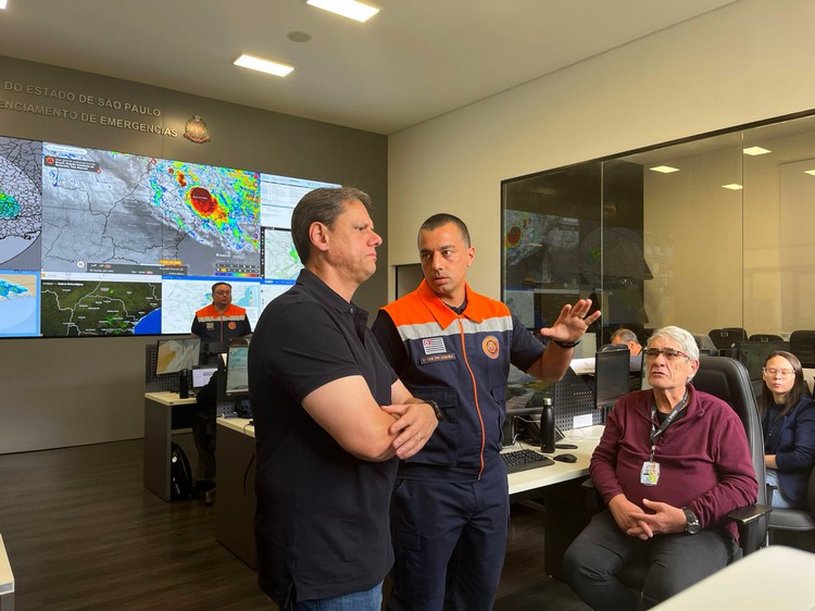 Governador visita gabinete de crise da Defesa Civil por alerta de temporais