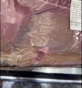 Cliente flagra carne estragada em unidade do Pague Menos durante Black Friday 1 Carne pague menos