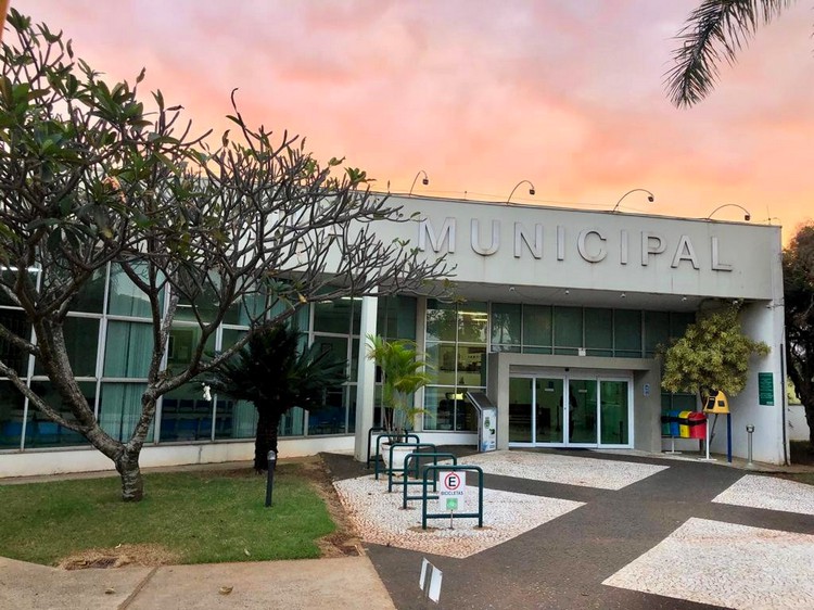 Idosos do CAFI participam de visita guiada na Câmara Municipal