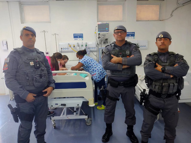 Policiais salvam recém-nascido de 15 dias engasgado no Parque das Nações