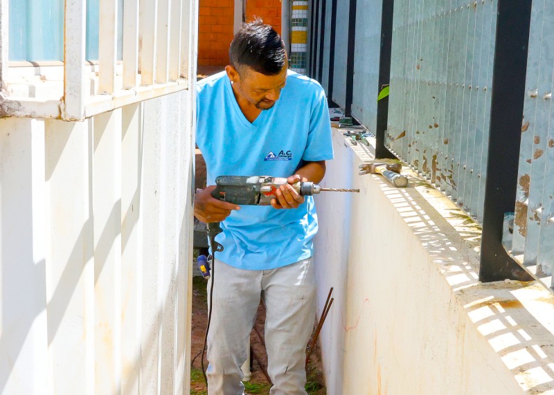 Prefeitura de S. Bárbara segue a manutenção em escolas da Rede Municipal