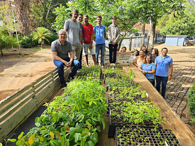Projeto Refloresta de S. Bárbara encerra 2025 com entrega final de mudas
