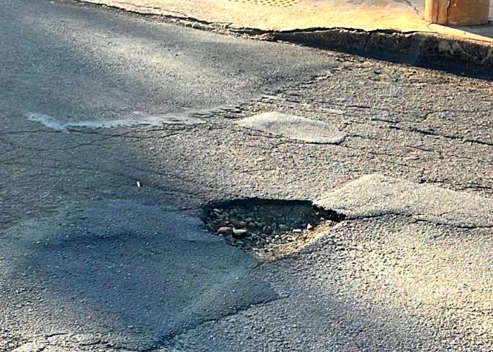 Vereador cobra tapa-buracos urgente na Rua Cesário Cavalheiro Leite